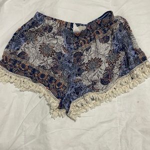Pattern shorts with fringe